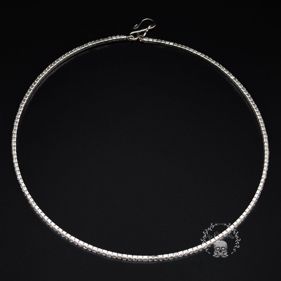 Minimalist Thin Crystal Rhinestone Circlet Choker Necklace in Silver Tone - Picture 4 of 6